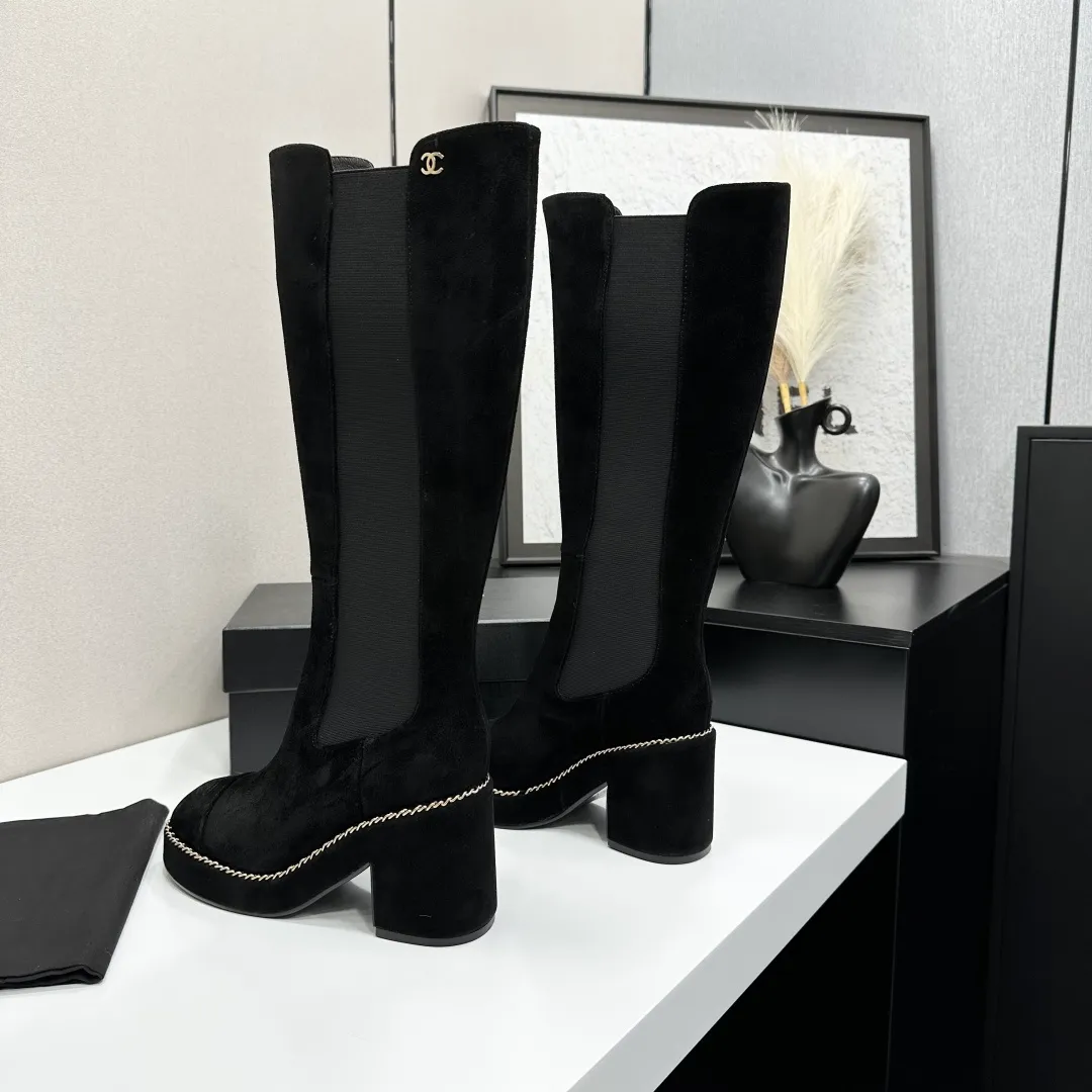 👟👟Ex-factory price 960👟👟 CHANEL Xiaoxiang 2024 autumn and winter sheepskin boots high boots knight boots The version is also the basic version of the Martin boots, neat and handsome. The upper is made of cowhide, super soft against the skin, wide and full, handsome and comfortable. The lining is soft water-dyed cowhide. The sole is original rubber outsole. Exclusive top quality 35-39. 40 customized
